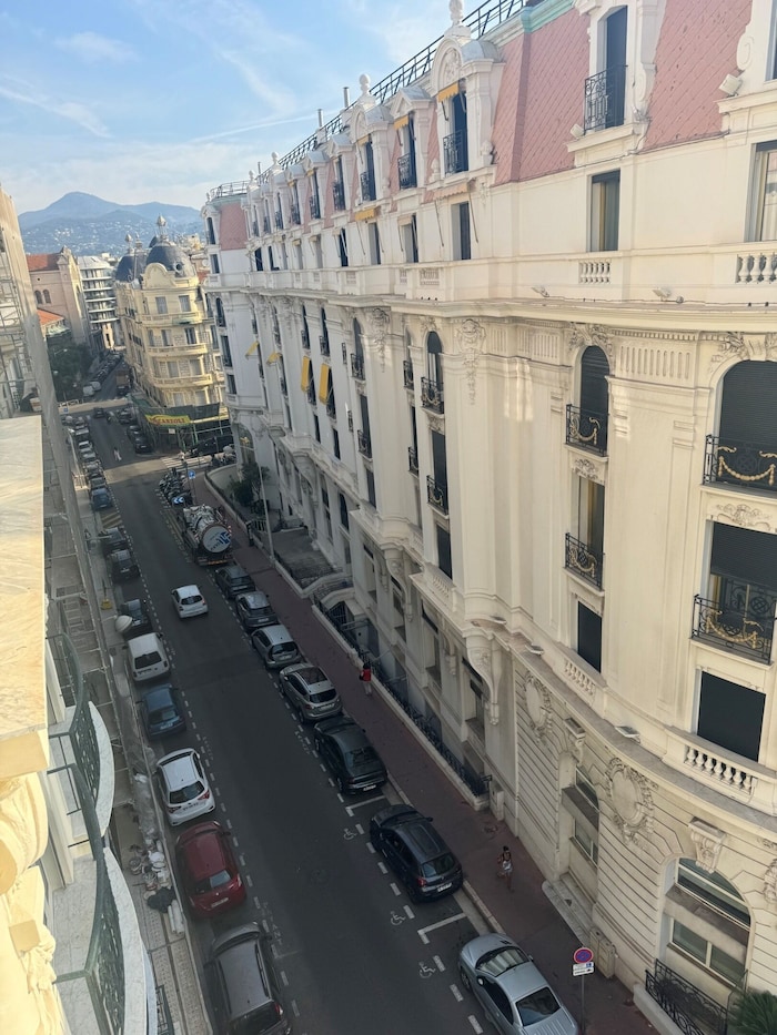Ein Tankwagen pumpt aus dem Hotel Negresco in Nizza die Fäkalien ab. Der Gestank ist laut Mucha, der direkter Nachbar ist, unerträglich.