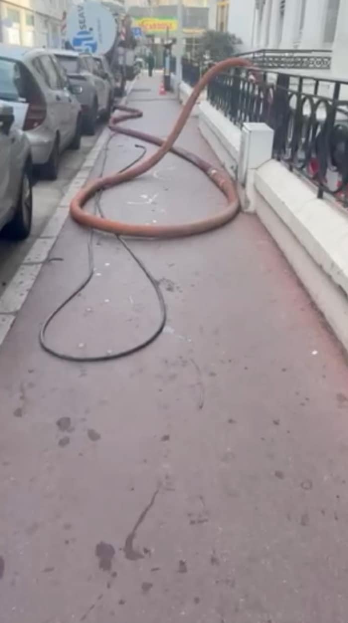 Laut Mucha sind es rund 20 Meter Schlauch, die durch die Straße verlegt sind und durch die die Fäkalien des Hotels einfach abgepumpt werden.