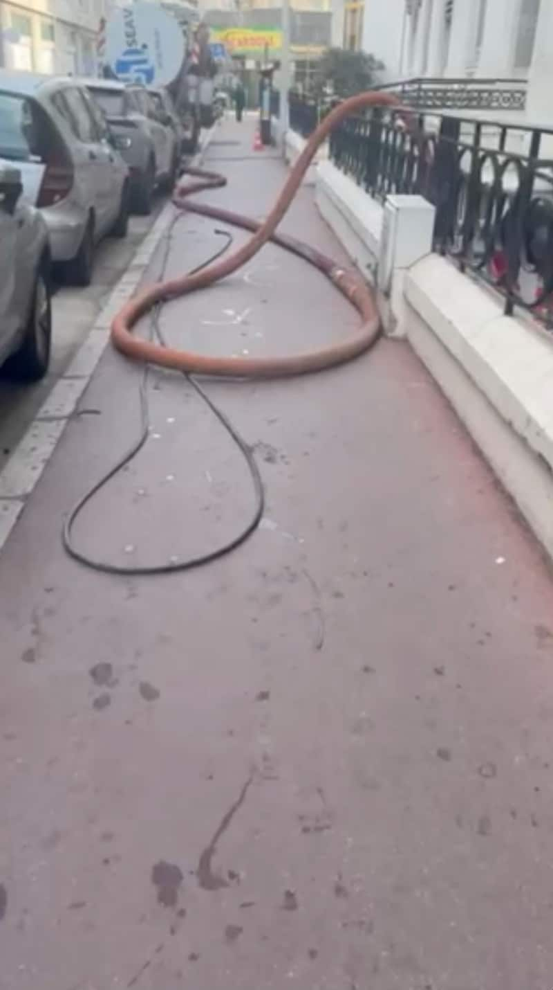 Laut Mucha sind es rund 20 Meter Schlauch, die durch die Straße verlegt sind und durch die die Fäkalien des Hotels einfach abgepumpt werden. (Bild: Christian Mucha)