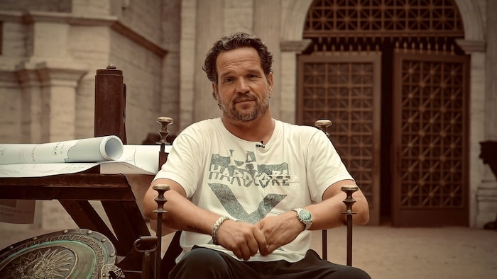 Johannes Mücke gestaltete die Szenenbilder für die Serie.