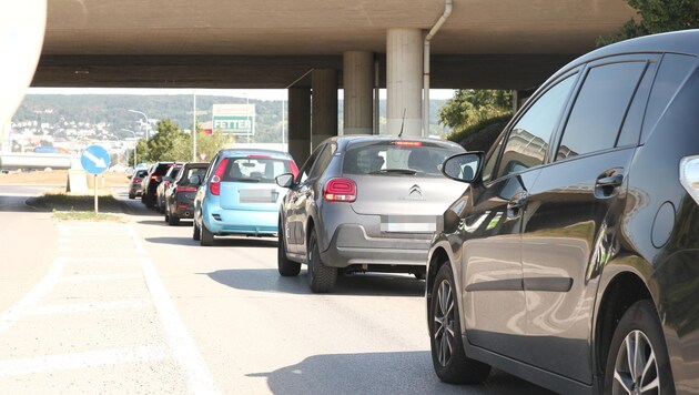 Die Stadteinfahrt von Trausdorf kommend ist ein bekanntes „Nadelöhr“. Besonders am Morgen stockt hier der Verkehr. (Bild: Christoph Miehl, Krone KREATIV)