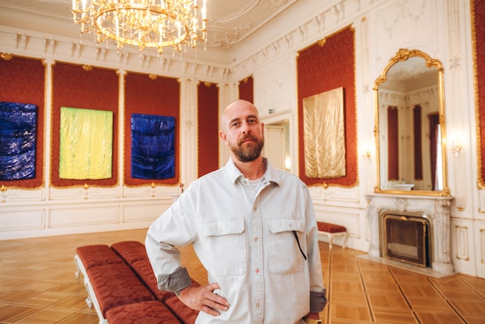 Clemens Wolf zeigt in der Beletage des Palais Fallschirmwerke