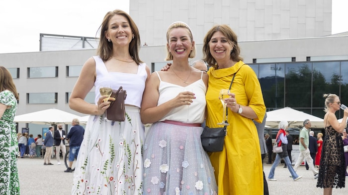 Designerin Maiken Kloser (Mitte) war ganz angetan von den festlichen Outfits.