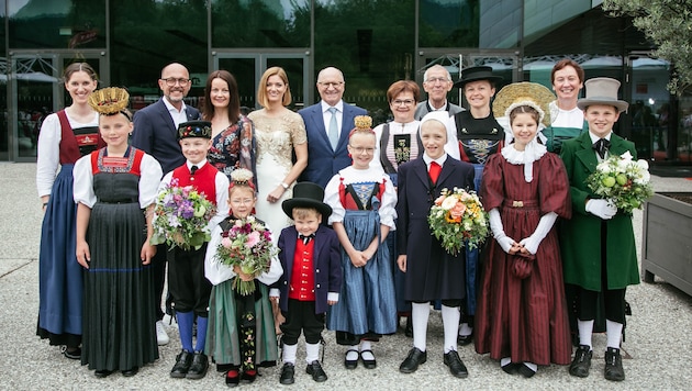 Eröffnungsbild mit Trachtenverein: der Bregenzer Bürgermeister Michael Ritsch mit Yvonne und Festspielpräsident Hans-Peter Metzler und Kathrin Cometto. (Bild: mathis.studio)