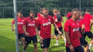 Mit dem Hamburger Petar Filipovic (M.) hat Aufsteiger GAK viel Routine für seine Defensive ...