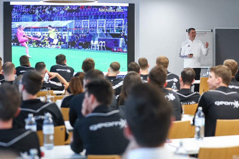 Kassai at a seminar with domestic referees. (Bild: GEPA/GEPA pictures)