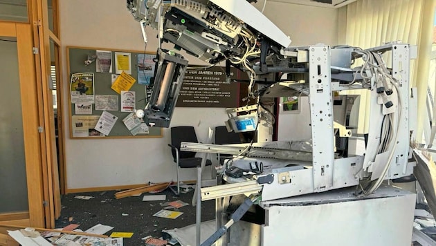 Von dem Bankomat in Schrattenberg (NÖ) blieb nicht viel übrig, auch die Bankfiliale wurde schwer ...