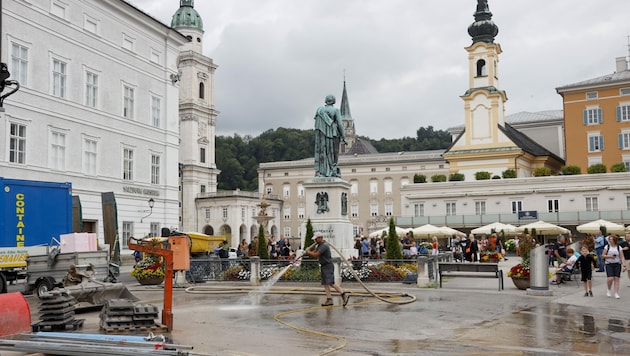 Derzeit wird der Mozartplatz als Lager für die Kanalbaustelle am Waagplatz benutzt. In Zukunft soll er wieder erstrahlen. (Bild: Tschepp Markus)