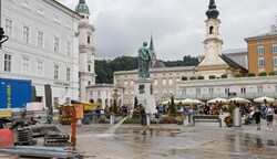 Derzeit wird der Mozartplatz als Lager für die Kanalbaustelle am Waagplatz benutzt. In Zukunft soll er wieder erstrahlen. (Bild: Tschepp Markus)