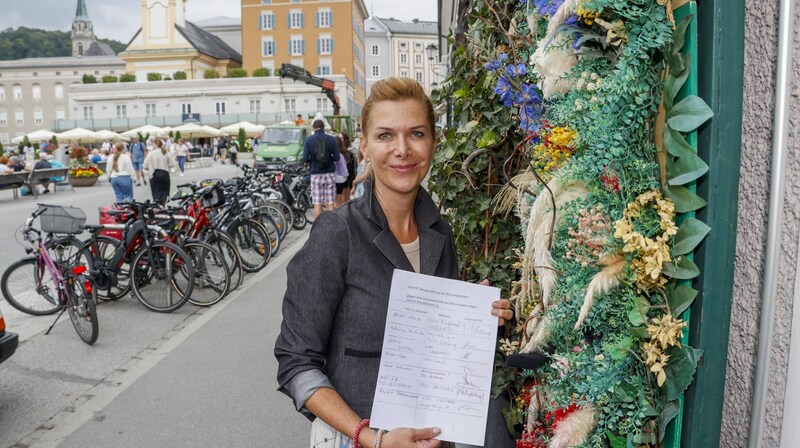 Michaela Schirlbauer und Kollegen haben bisher schon mehr als 700 Unterschriften für Maßnahmen auf Waag- und Mozartplatz gesammelt. (Bild: Tschepp Markus)