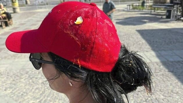 The egg hit Simmering's deputy district leader Ramona Miletic (SPÖ) on the head. (Bild: SPÖ Simmering)