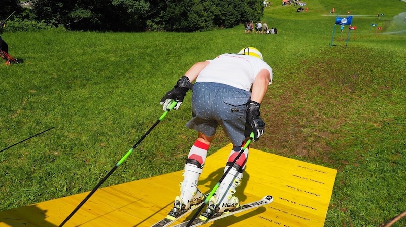 Von der Startrampe katapultieren sich die Teilnehmer auf den Wiesenkurs. (Bild: SV Dürrnberg)