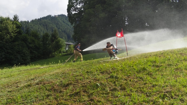 Die Feuerwehr sorgt mittels Schlauch für die richtige Pistenpräparierung. (Bild: SV Dürrnberg)