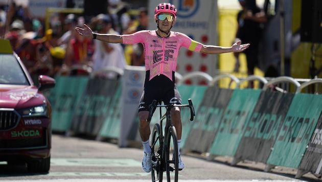 Richard Carapaz gewann die 17. Etappe der Tour de France. (Bild: AP ( via APA) Austria Presse Agentur/ASSOCIATED PRESS)