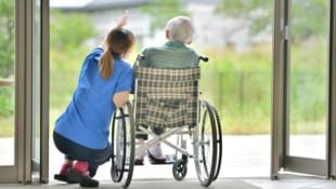 Pflege daheim und rund um die Uhr – vor allem die Kosten sind derzeit für Betroffene oft schwer ...