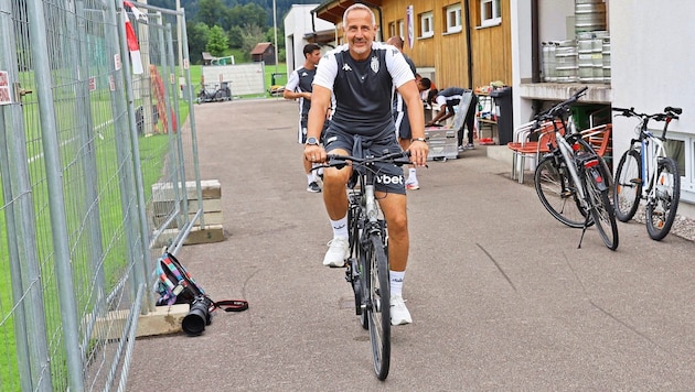 Adi Hütter ist im Trainingslager in Windischgarsten viel mit dem Fahrrad unterwegs. (Bild: Hörmandinger Marion/Marion Hörmandinger)