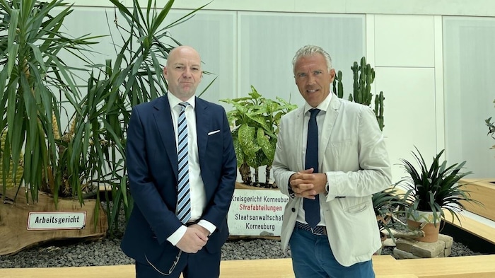Die Anwälte Andreas Strobl und Norman Hofstätter (li.) verteidigen zwei der Angeklagten und ...