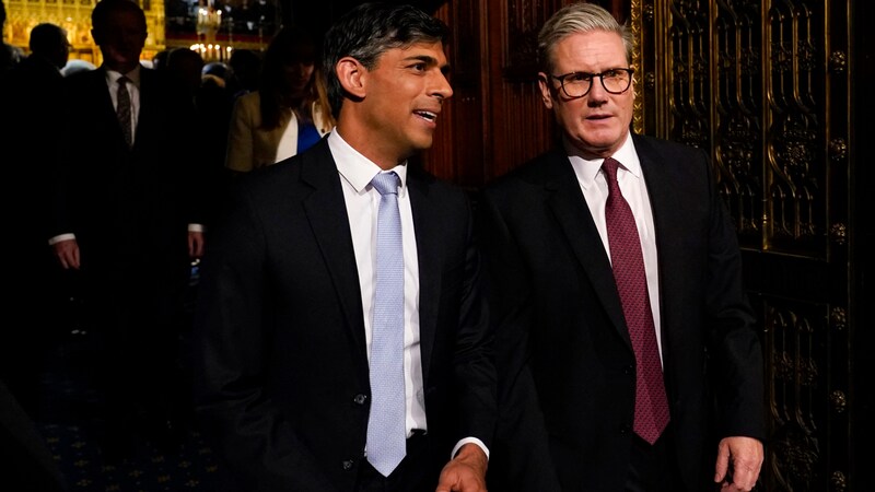 Der britische Premierminister Keir Starmer (rechts) und der Oppositionsführer der britischen Konservativen Partei Rishi Sunak (links) (Bild: APA/AFP/POOL/Alberto Pezzali)