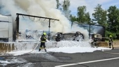 Das Auto wurde eingeklemmt und ging in Flammen auf. (Bild: FF Völkermarkt)