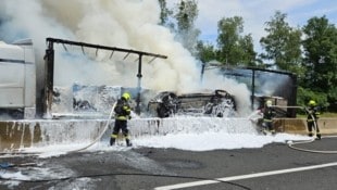 Das Auto wurde eingeklemmt und ging in Flammen auf.