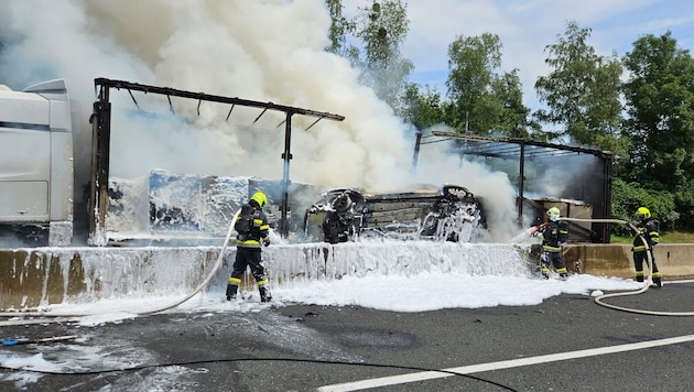 Das Auto wurde eingeklemmt und ging in Flammen auf. (Bild: FF Völkermarkt)