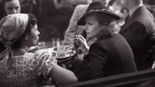Marlene Dietrich (re.) in Tracht um 1936 im Café Bazar (Bild: Honorar)