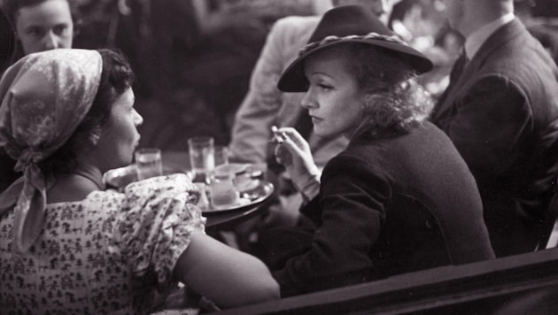 Marlene Dietrich (right) in traditional costume around 1936 at Café Bazar (Bild: Honorar)