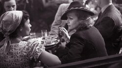 Marlene Dietrich (re.) in Tracht um 1936 im Café Bazar (Bild: Honorar)