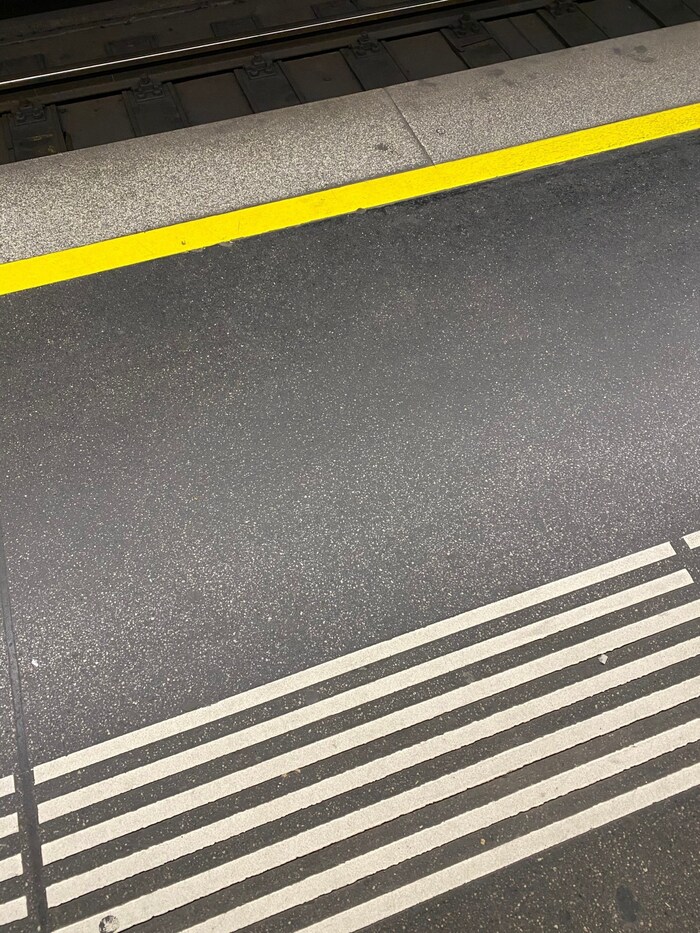 Diese Bodenmarkierung in der U-Bahn ist eine Orientierungshilfe für Blinde.