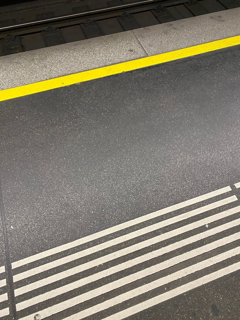 This floor marking in the subway is an orientation aid for the blind. (Bild: Stefan - stock.adobe.com)