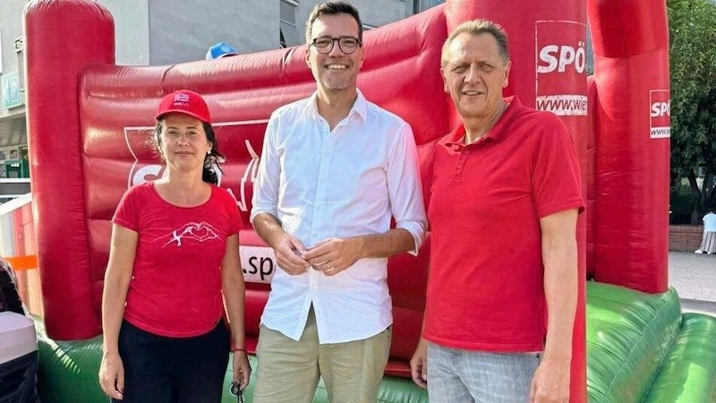 Vize Ramona Miletic und Bezirkschef Thomas Steinhart mit dem Wiener Bildungsdirektor Heinrich Himmer. Er wird als Simmeringer Spitzenkandidat für die SPÖ in die Nationalratswahl gehen. (Bild: SPÖ Simmering)