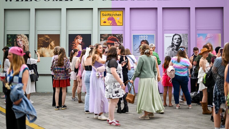 Die Fans warten gespannt. (Bild: APA/AFP/Ina FASSBENDER)