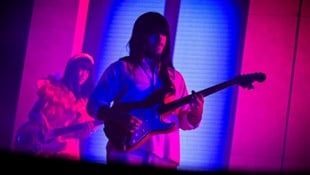 Gitarre, Bass, Schlagzeug und nur ganz selten Stimme: Khruangbin setzen bei ihrem Sound auf die pure und unverfälschte Wirkmacht der Musik. (Bild: Andreas Graf)