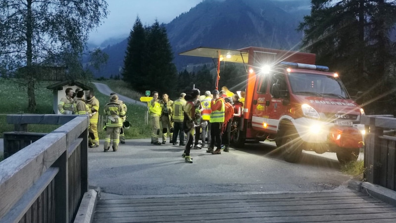 Die Feuerwehr besetzte Brücken. (Bild: ZOOM Tirol)