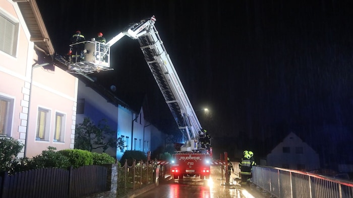 In Knittelfeld musste die Feuerwehr abgedeckte Dächer schützen.