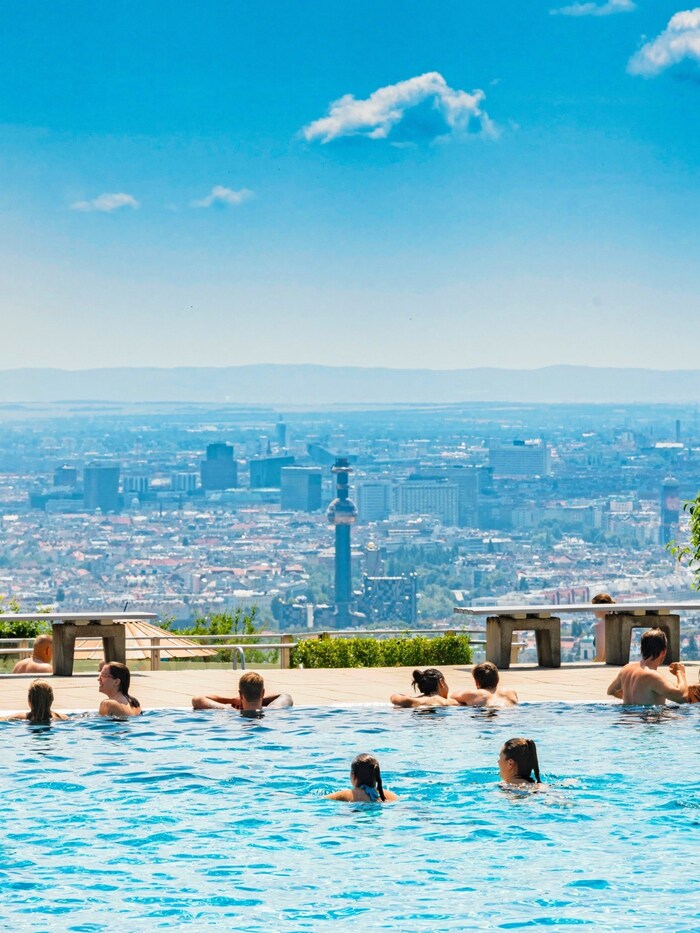Swimming with a breathtaking view is possible in the Krapfenwaldbad with a view over the whole ...