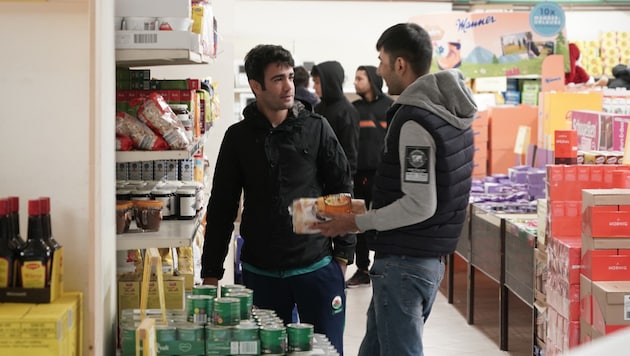 Instead of using cash, refugees have to pay for their basic needs such as food using a Visa card, to which a fixed amount is charged each month. (Bild: Pail Sepp/Sepp Pail)