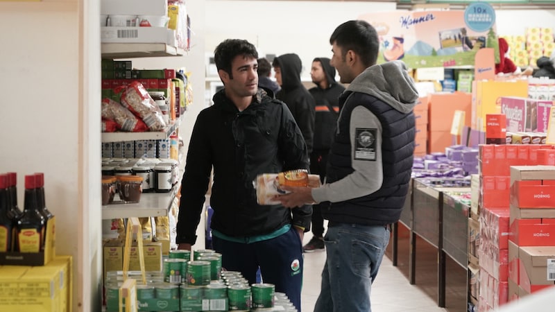 Asylum seekers in a supermarket (Bild: Pail Sepp/Sepp Pail)