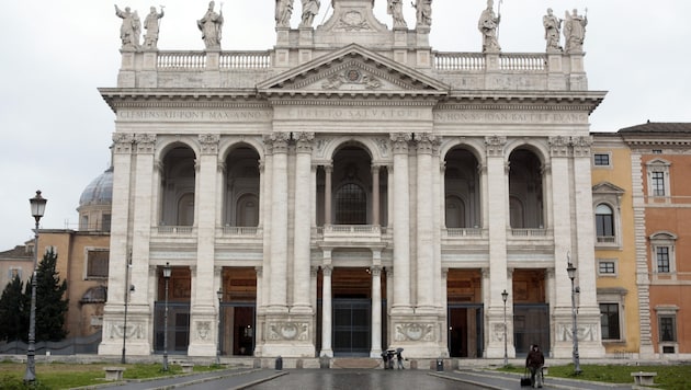 Auf dem Platz vor der Lateranbasilika (Bild) im Zentrum von Rom sind bei Renovierungsarbeiten die Überreste eines mittelalterlichen Papstpalastes freigelegt worden. (Bild: APA/Georg Hochmuth)