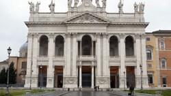 Auf dem Platz vor der Lateranbasilika (Bild) im Zentrum von Rom sind bei Renovierungsarbeiten die Überreste eines mittelalterlichen Papstpalastes freigelegt worden. (Bild: APA/Georg Hochmuth)