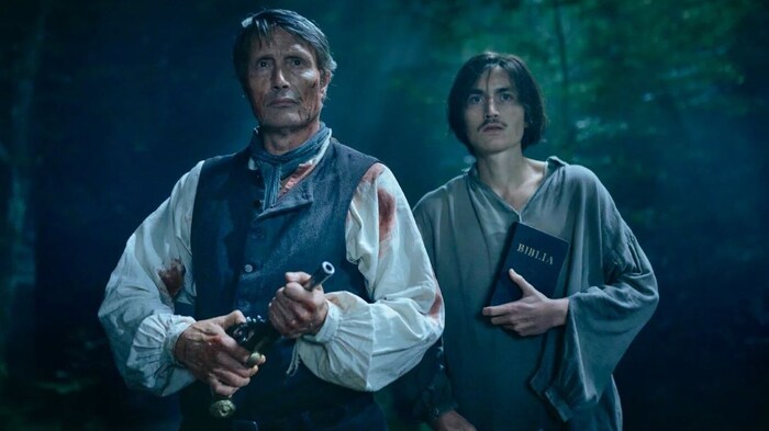 Mads Mikkelsen als Ludwig Kahlen und Gustav Lindh als Anton Eklund in „King‘s Land“. 