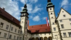 Die Sonne lässt das Landhaus in Klagenfurt strahlen, während drinnen die letzte Landtagssitzung ...