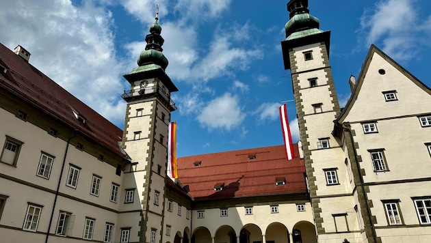 The sun shines brightly on the Landhaus in Klagenfurt, while the last parliamentary session before the summer break takes place inside. (Bild: Steiner Clara Milena)