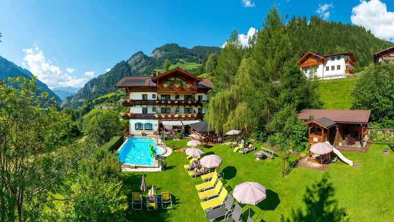 Eingebettet in die majestätische Bergwelt des Salzburger Landes begrüßt Sie das Hotel Dorfer am Eingang des malerischen Großarltales, auch bekannt als das Tal der Almen. Tauchen Sie ein in eine Urlaubswelt voller Ruhe, Erholung und Fitness. (Bild: Gruber Michael)