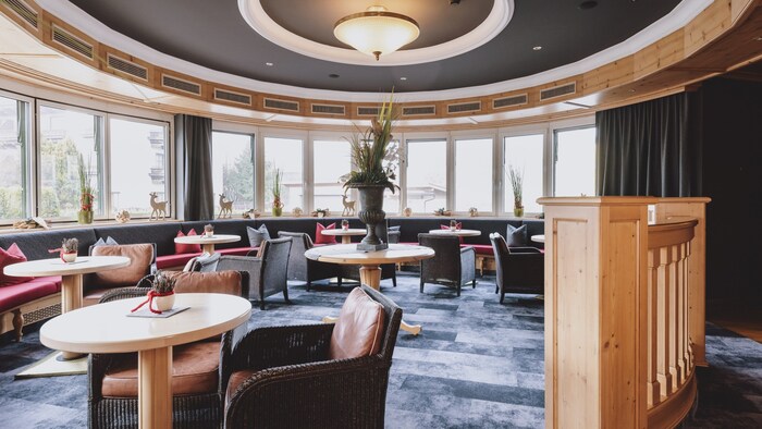 Das Restaurant lockt von morgens bis abends mit kulinarischen Highlights, vom Frühstücksbuffet bis hin zum 5-gängigen Wahlmenü am Abend. Regionale und internationale Köstlichkeiten erwarten die Gäste ebenso wie österreichische und ausländische Spitzenweine. Mit einem Cocktail auf der Sonnenterrasse oder im Wintergarten klingt der Abend stilvoll aus, während die Sonne die Berggipfel in malerisches Licht taucht.
