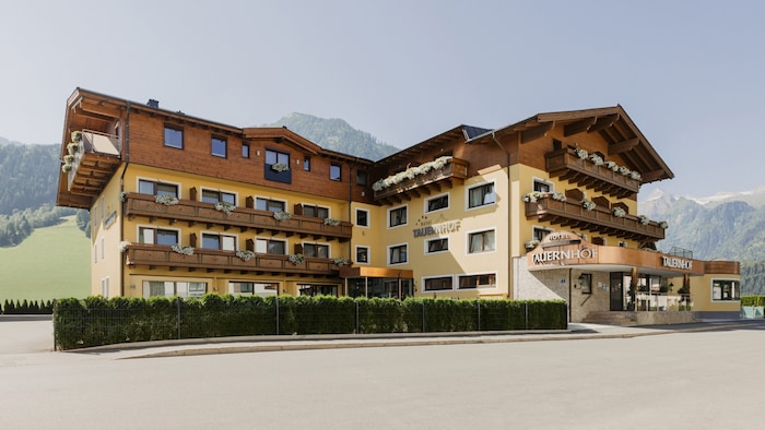 Erleben Sie den Almsommer im Hotel Tauernhof in Kaprun und genießen Sie eine perfekte Mischung aus Aktivität, Entspannung und kulinarischen Genüssen inmitten der atemberaubenden Natur der Hohen Tauern.