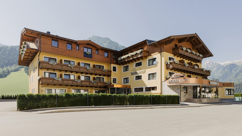 Erleben Sie den Almsommer im Hotel Tauernhof in Kaprun und genießen Sie eine perfekte Mischung aus Aktivität, Entspannung und kulinarischen Genüssen inmitten der atemberaubenden Natur der Hohen Tauern. (Bild: Jenny Haimerl)