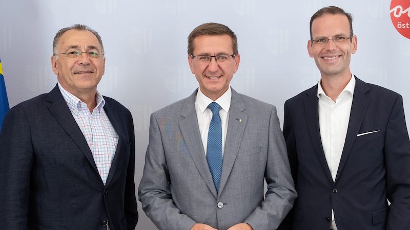 Flughafen-Linz-Chef Norbert Draskovits, Wirtschaftslandesrat Markus Achleitner (M.) und Michael Trestl, Vorstand von Austrian Airlines. (Bild: Land OÖ/Daniela Sternberger)