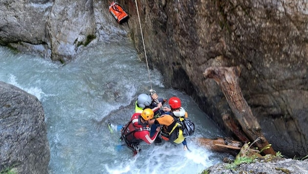 Heikler Einsatz für die Bergretter in der Schlucht (Bild: Peter Haider)