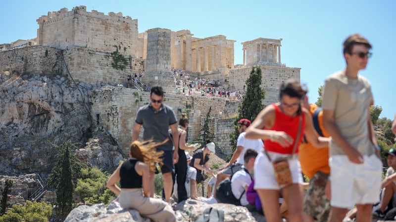 Urlauber verlassen den Akropolis-Hügel in Athen. (Bild: APA/AFP/Aris Oikonomou)